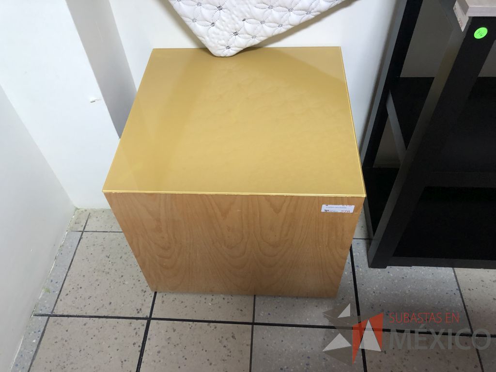 Lote 540 - Mesa de apoyo con cubierta de vidrio - Imagen 3