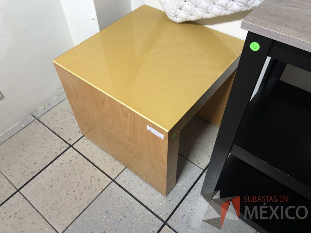 Lote 540 - Mesa de apoyo con cubierta de vidrio - Imagen 4