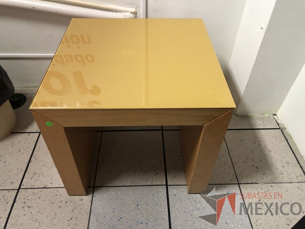 Lote 540 - Mesa de apoyo con cubierta de vidrio