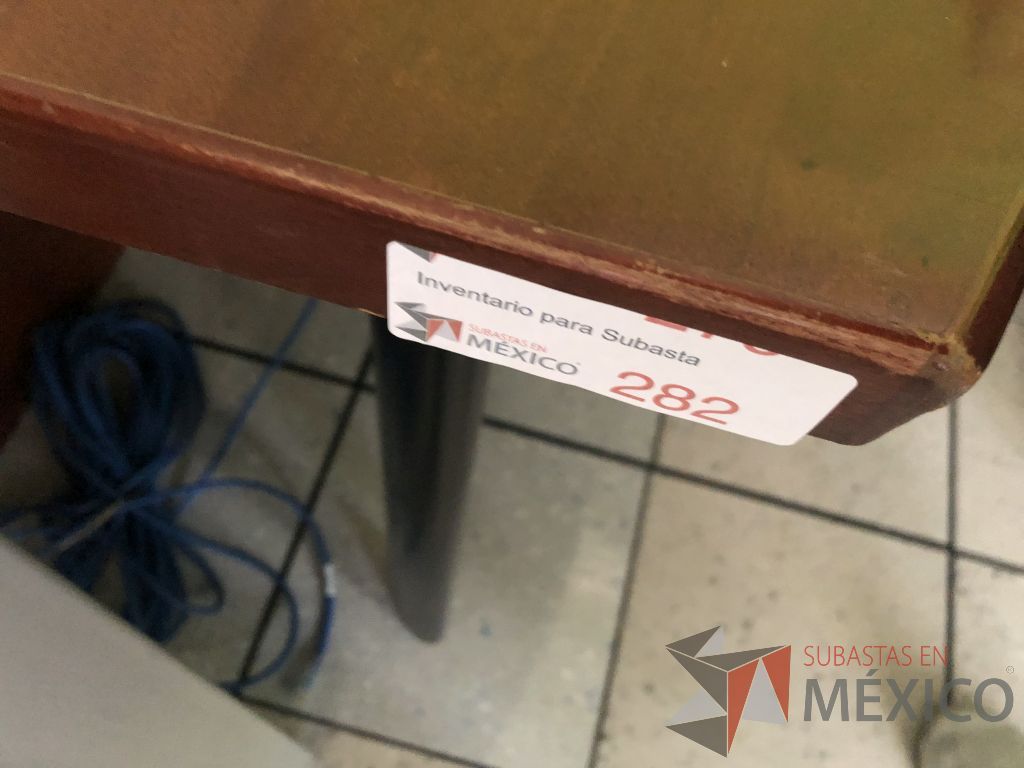 Lote 543 - Mesa de trabajo con patas metálicas y cubierta color madera - Imagen 2