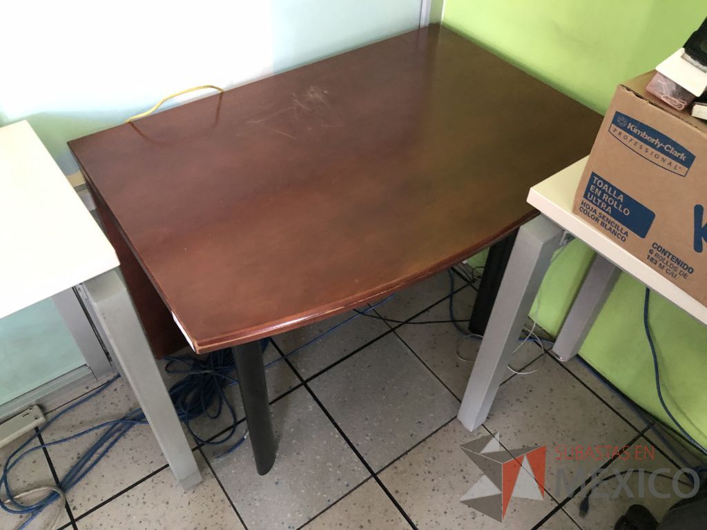 Lote 543 - Mesa de trabajo con patas metálicas y cubierta color madera - Imagen 4