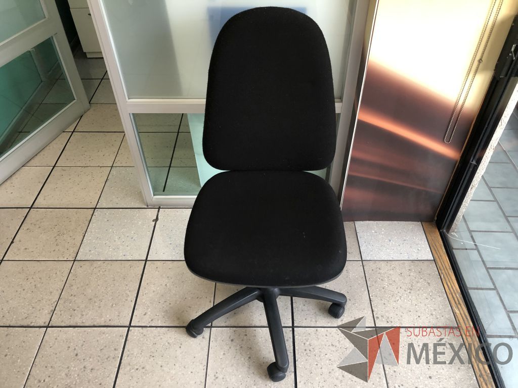Lote 545 - Silla ejecutiva con ruedas, asiento y respaldo en tela color negro