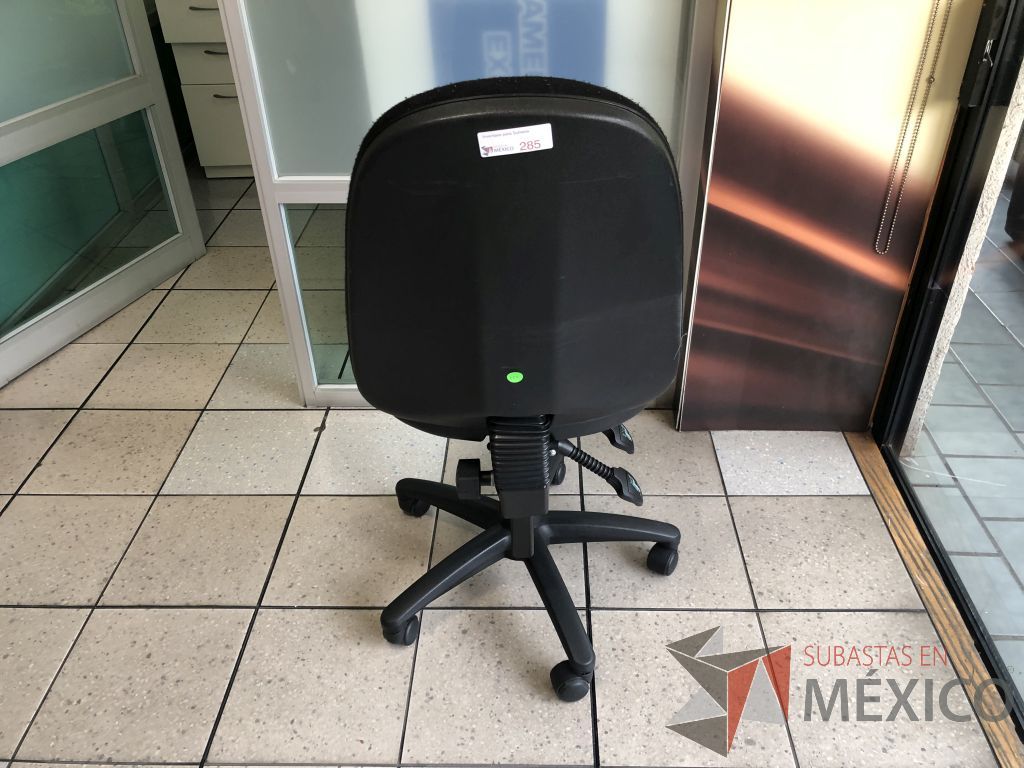 Lote 545 - Silla ejecutiva con ruedas, asiento y respaldo en tela color negro - Imagen 4
