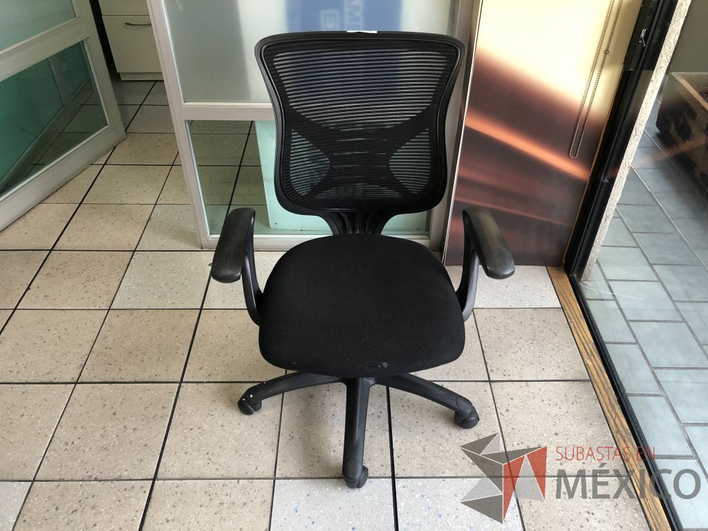 Lote 546 - 2 Sillas operativas con ruedas, descansabrazos, respaldo en malla y asiento en tela color negro - Imagen 2