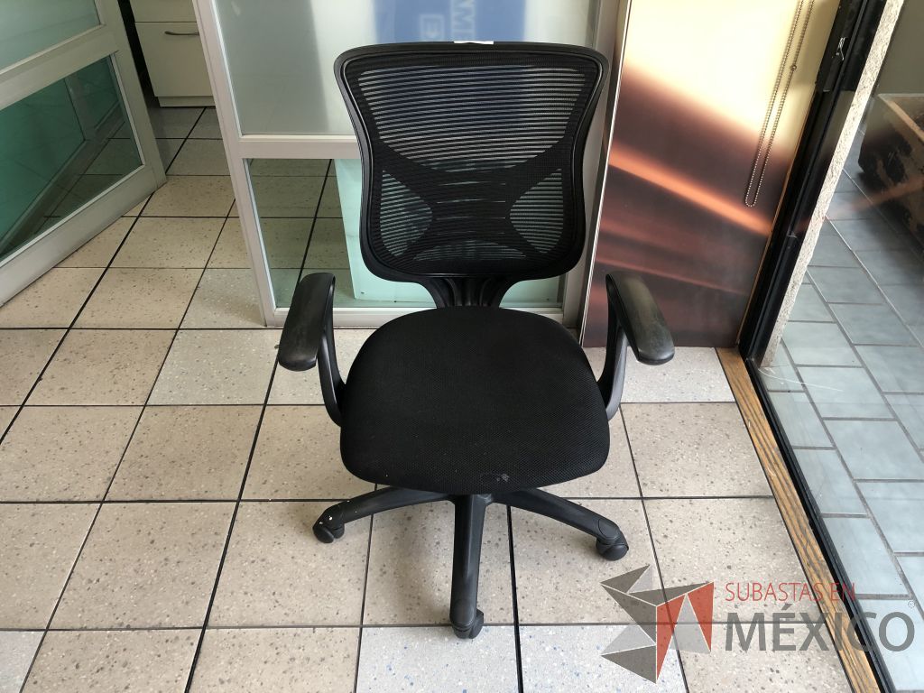 Lote 546 - 2 Sillas operativas con ruedas, descansabrazos, respaldo en malla y asiento en tela color negro