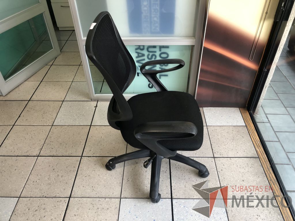 Lote 546 - 2 Sillas operativas con ruedas, descansabrazos, respaldo en malla y asiento en tela color negro - Imagen 3