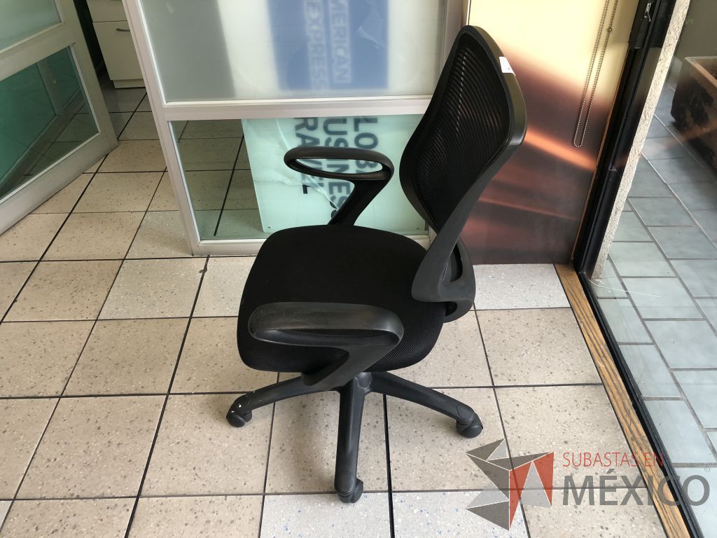 Lote 546 - 2 Sillas operativas con ruedas, descansabrazos, respaldo en malla y asiento en tela color negro - Imagen 5