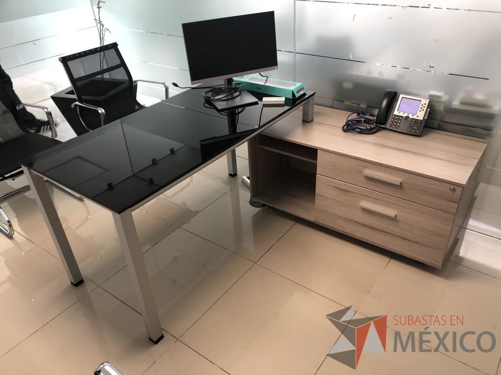 Lote 553 - Escritorio metálico con cubierta de vidrio y con credenza