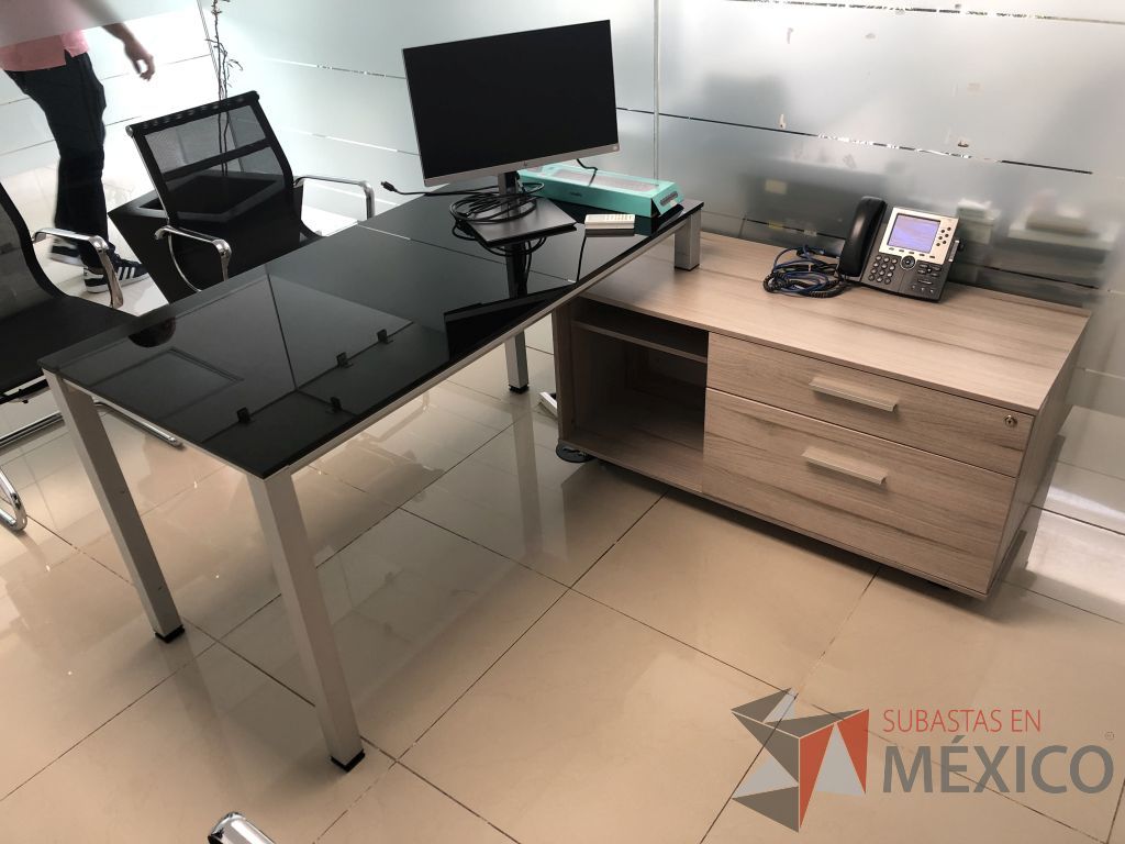 Lote 553 - Escritorio metálico con cubierta de vidrio y con credenza - Imagen 2