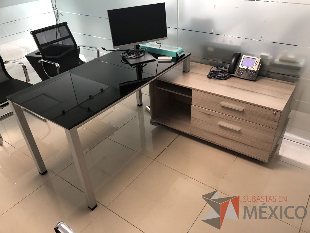Lote 553 - Escritorio metálico con cubierta de vidrio y con credenza - Imagen 3