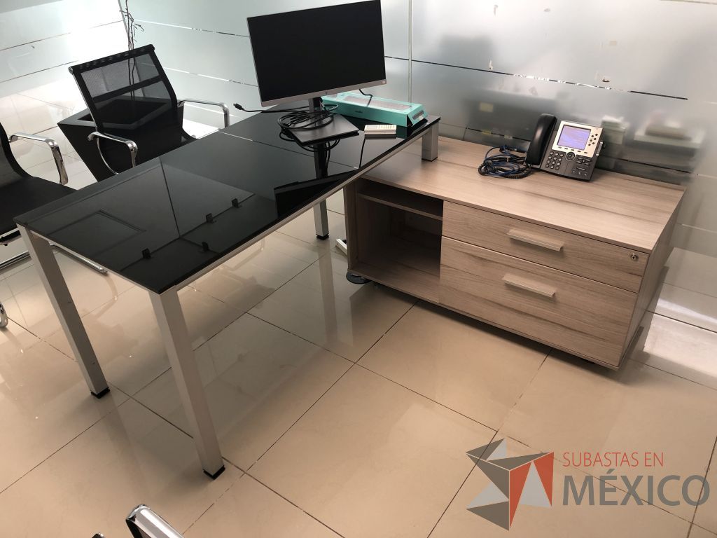 Lote 553 - Escritorio metálico con cubierta de vidrio y con credenza - Imagen 4