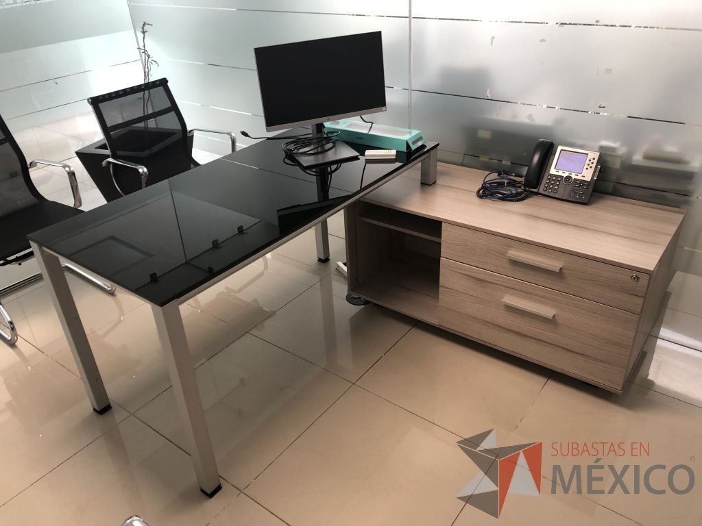 Lote 553 - Escritorio metálico con cubierta de vidrio y con credenza - Imagen 5