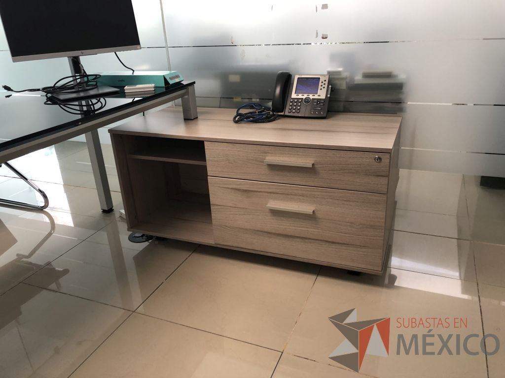 Lote 553 - Escritorio metálico con cubierta de vidrio y con credenza - Imagen 6