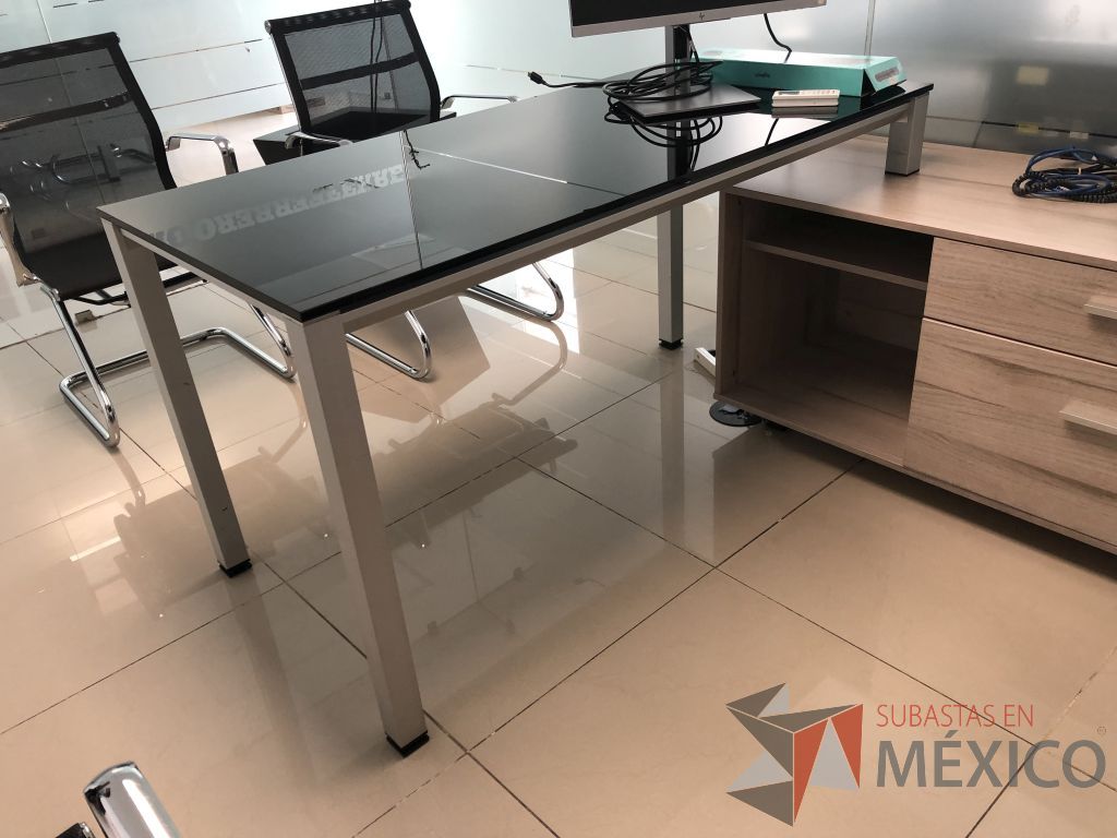 Lote 553 - Escritorio metálico con cubierta de vidrio y con credenza - Imagen 7