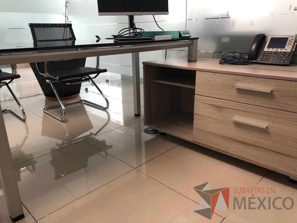 Lote 553 - Escritorio metálico con cubierta de vidrio y con credenza - Imagen 8