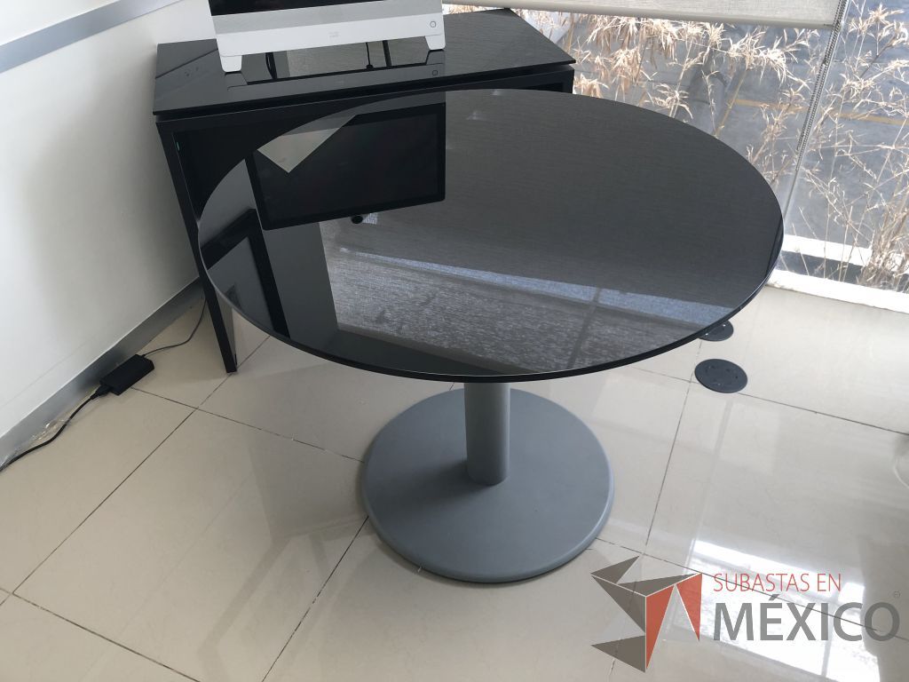 Lote 566 - Mesa circular, base metálica y cubierta de vidrio