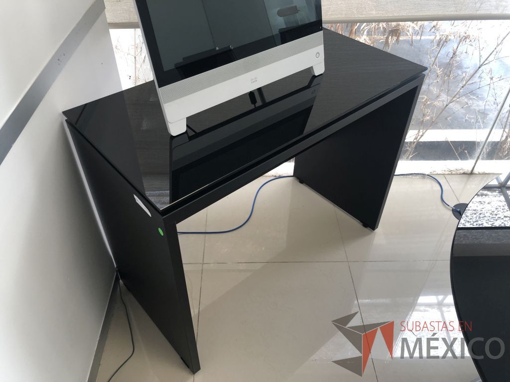Lote 567 - Mesa de apoyo con cubierta de vidrio