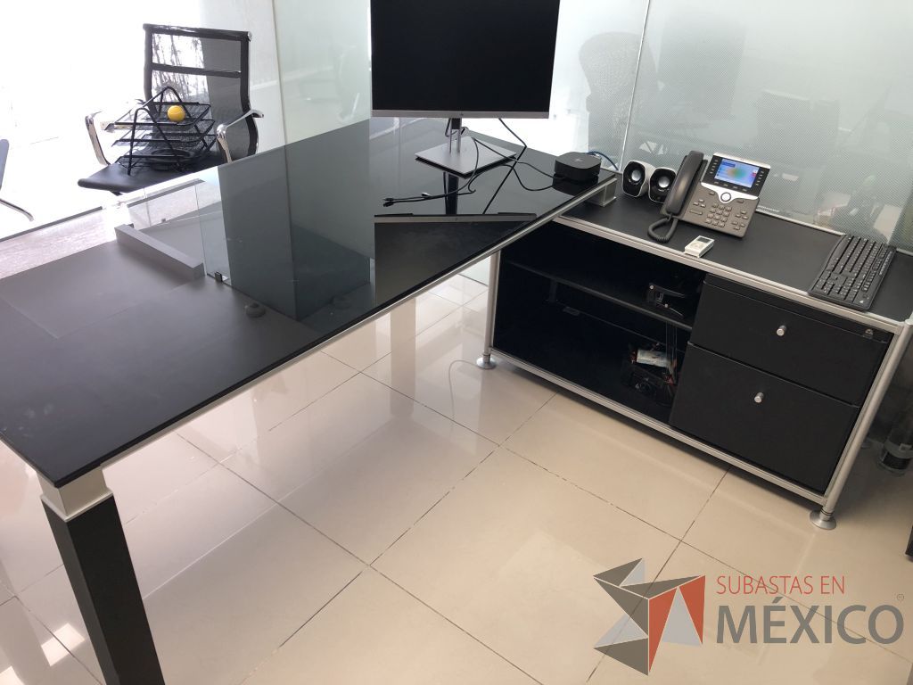 Lote 568 - Escritorio con credenza sobrepuesta con cubierta de vidrio - Imagen 3
