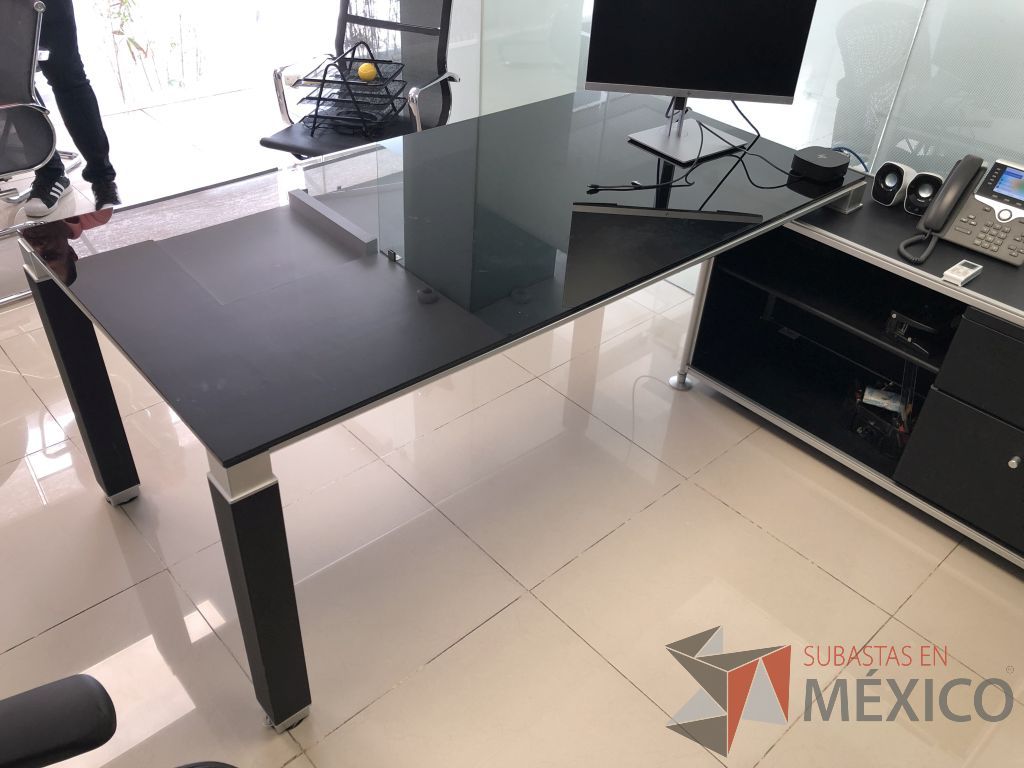 Lote 568 - Escritorio con credenza sobrepuesta con cubierta de vidrio - Imagen 4