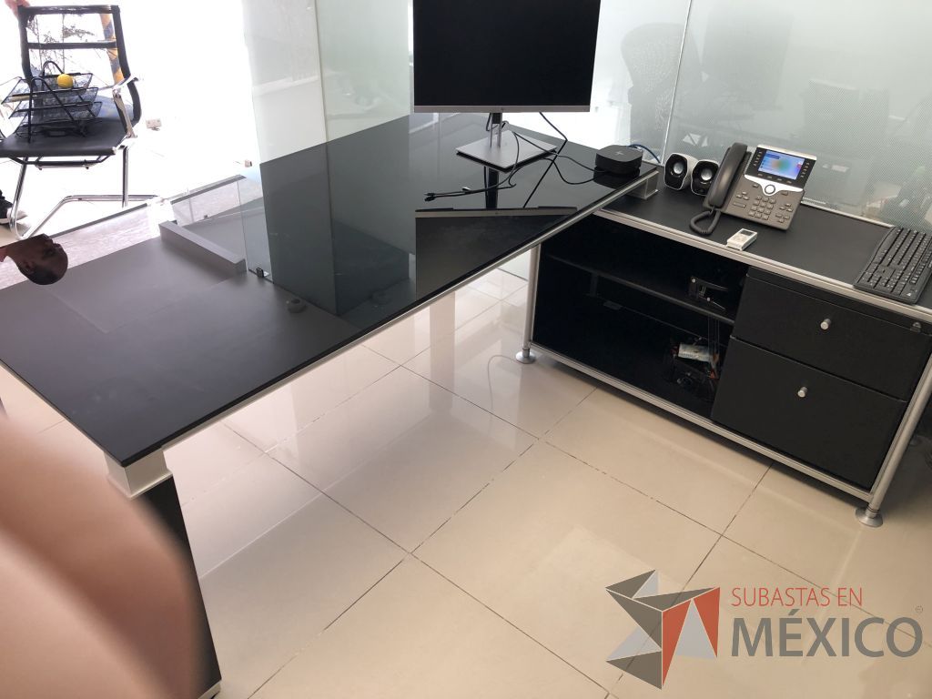 Lote 568 - Escritorio con credenza sobrepuesta con cubierta de vidrio - Imagen 7