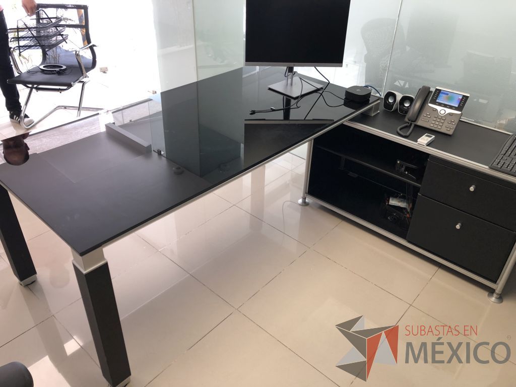 Lote 568 - Escritorio con credenza sobrepuesta con cubierta de vidrio