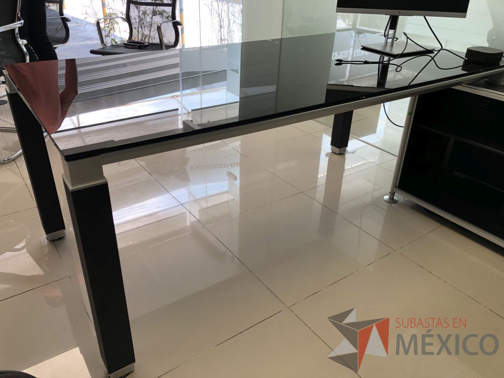 Lote 568 - Escritorio con credenza sobrepuesta con cubierta de vidrio - Imagen 9