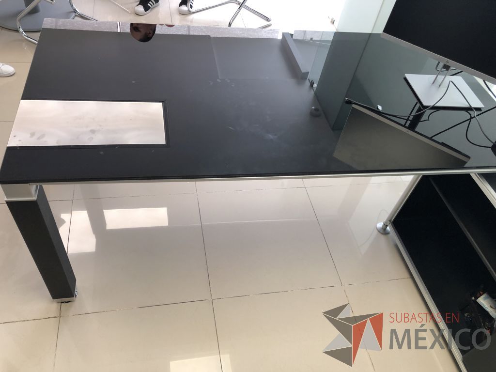 Lote 568 - Escritorio con credenza sobrepuesta con cubierta de vidrio - Imagen 12
