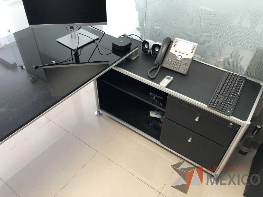 Lote 568 - Escritorio con credenza sobrepuesta con cubierta de vidrio - Imagen 13
