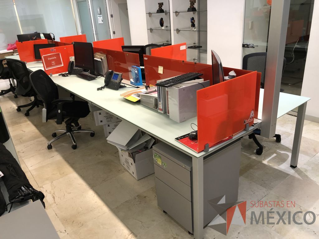 Lote 096 - Estación de trabajo para 8 personas, con estructura metálica y 8 archiveros - Imagen 7