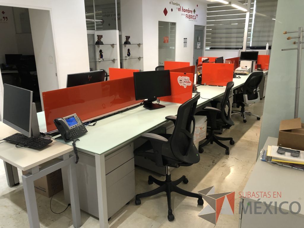 Lote 096 - Estación de trabajo para 8 personas, con estructura metálica y 8 archiveros - Imagen 8