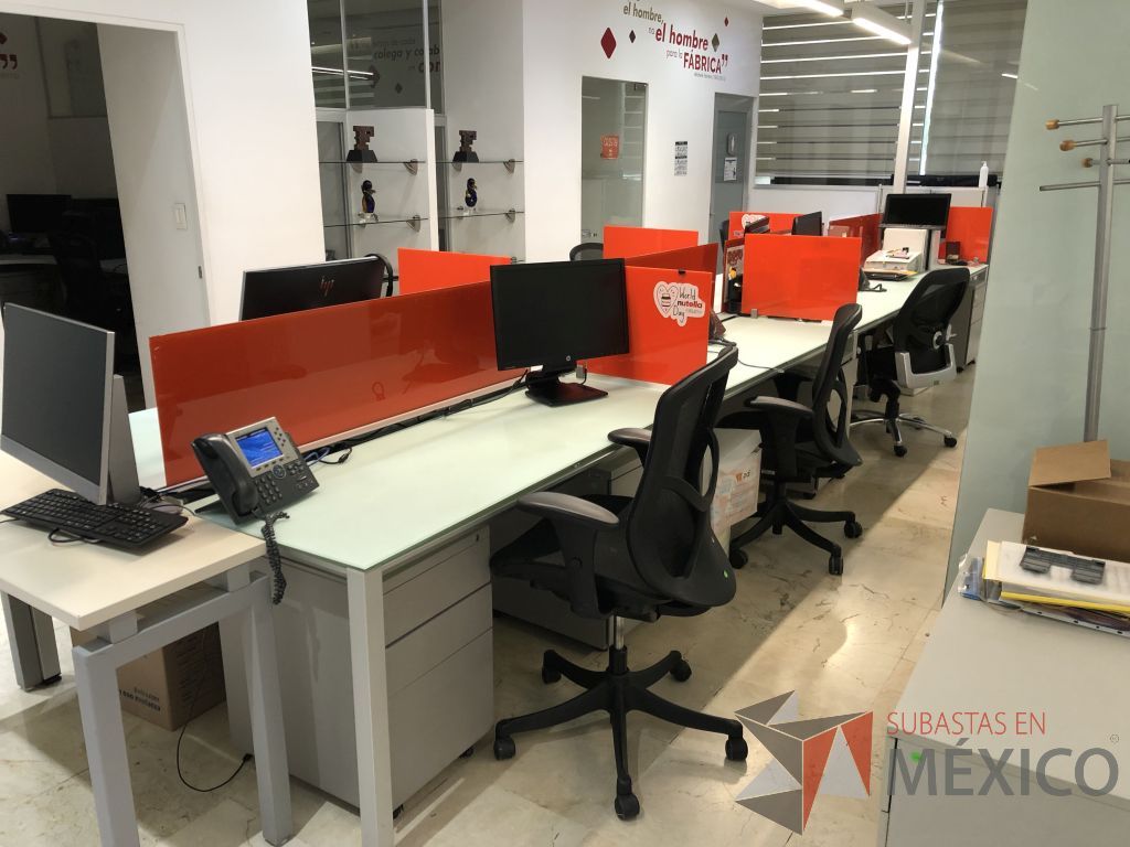 Lote 096 - Estación de trabajo para 8 personas, con estructura metálica y 8 archiveros - Imagen 9