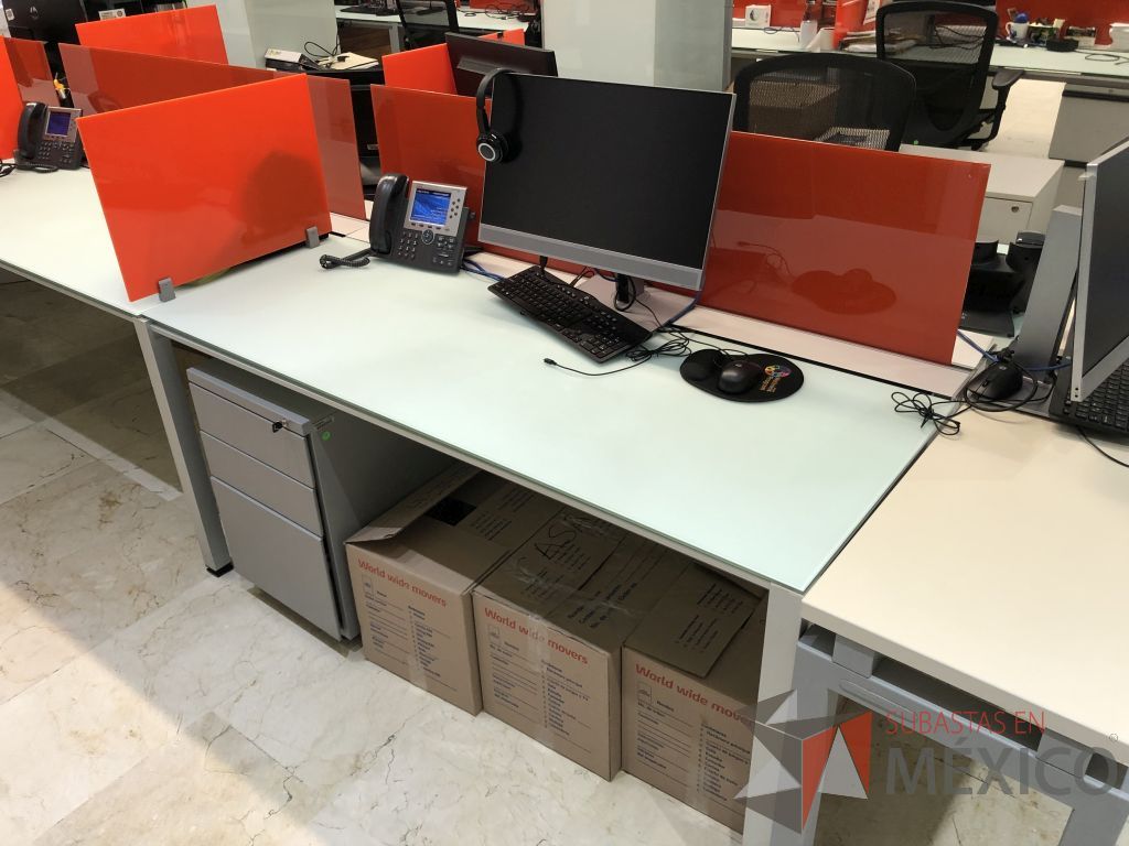Lote 096 - Estación de trabajo para 8 personas, con estructura metálica y 8 archiveros - Imagen 11