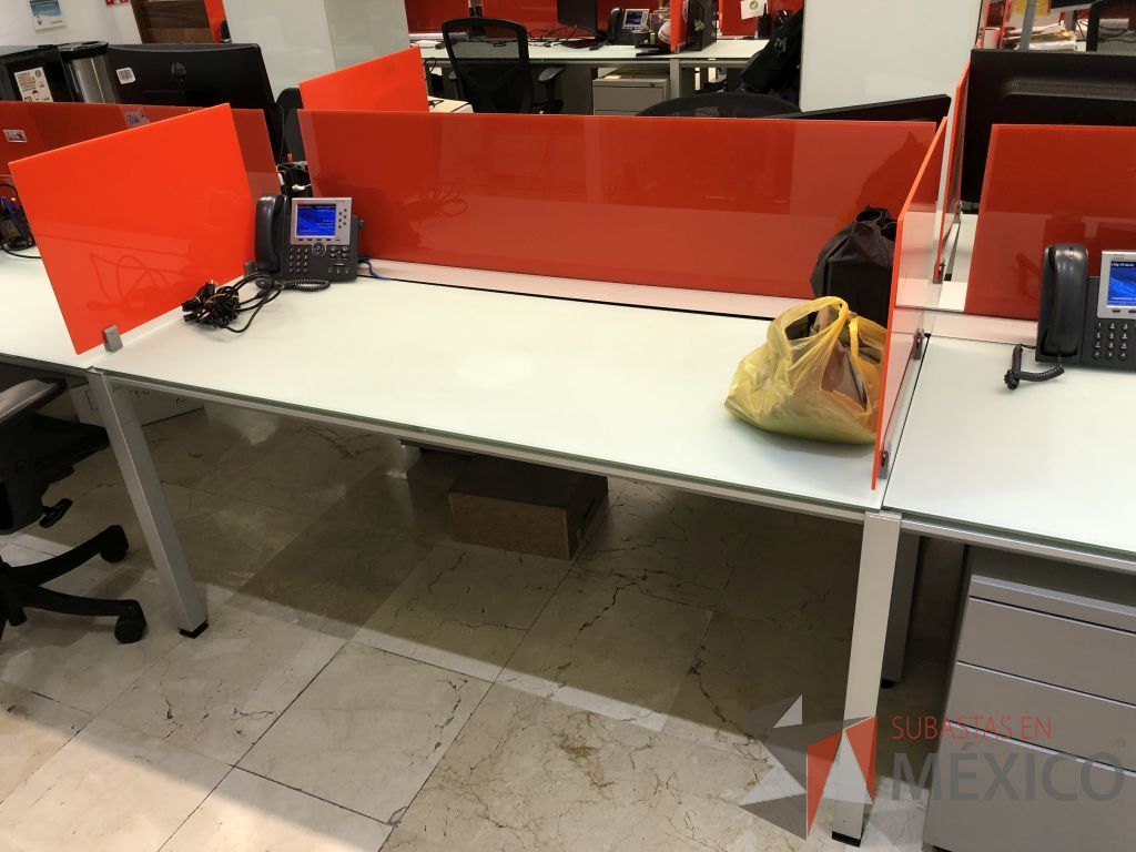 Lote 096 - Estación de trabajo para 8 personas, con estructura metálica y 8 archiveros - Imagen 14