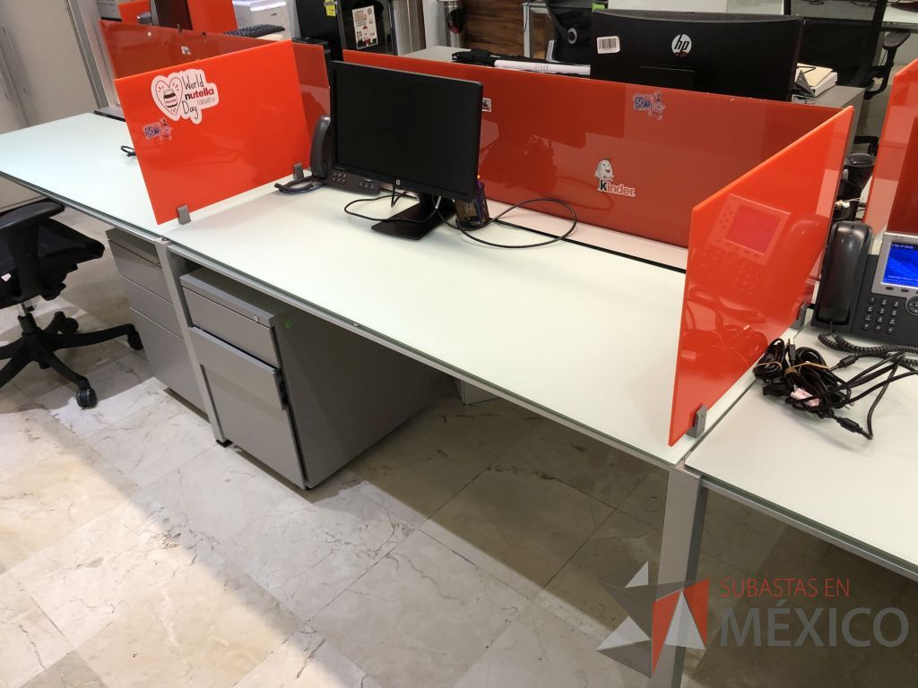 Lote 096 - Estación de trabajo para 8 personas, con estructura metálica y 8 archiveros - Imagen 15