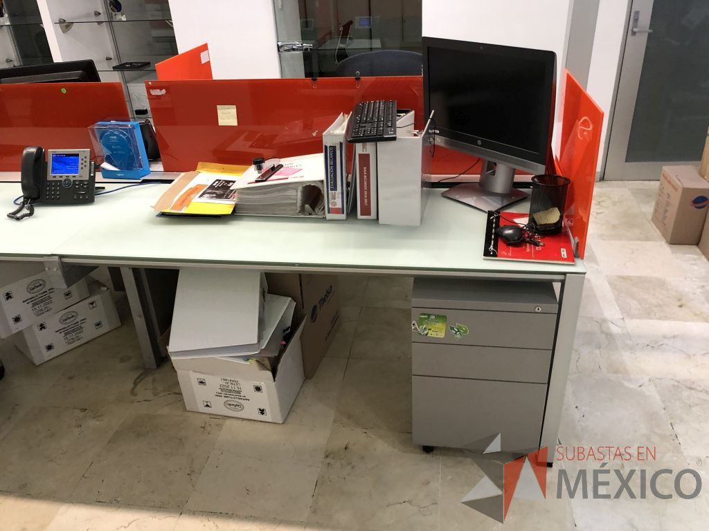 Lote 096 - Estación de trabajo para 8 personas, con estructura metálica y 8 archiveros - Imagen 22