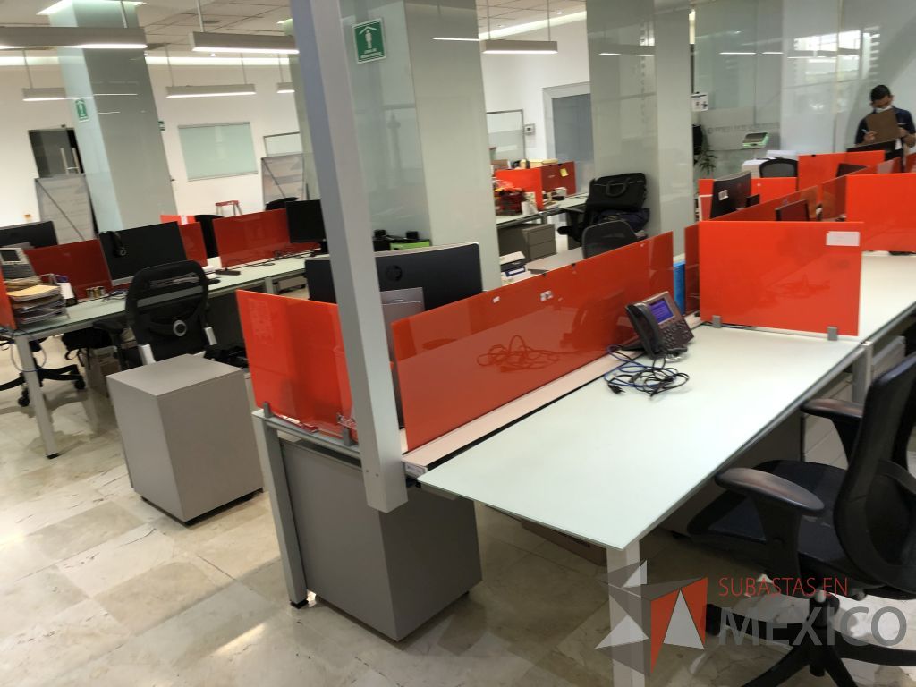 Lote 096 - Estación de trabajo para 8 personas, con estructura metálica y 8 archiveros - Imagen 27