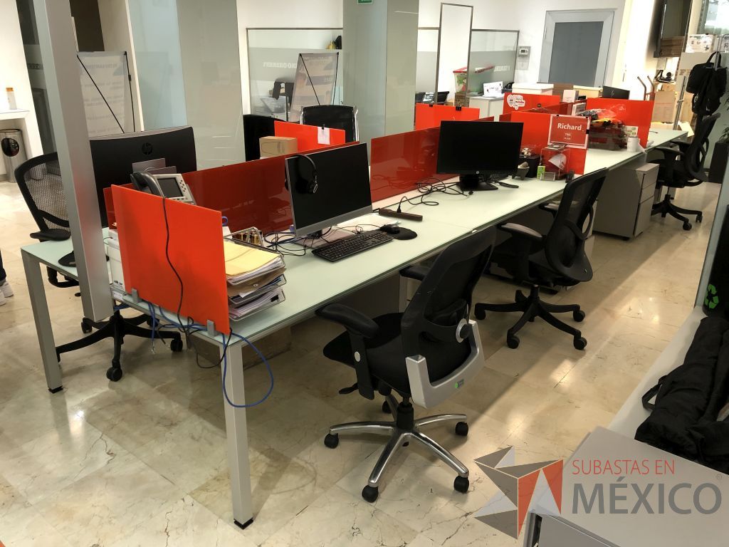 Lote 097 - Estación de trabajo para 8 personas, con estructura metálica y 8 archiveros - Imagen 5