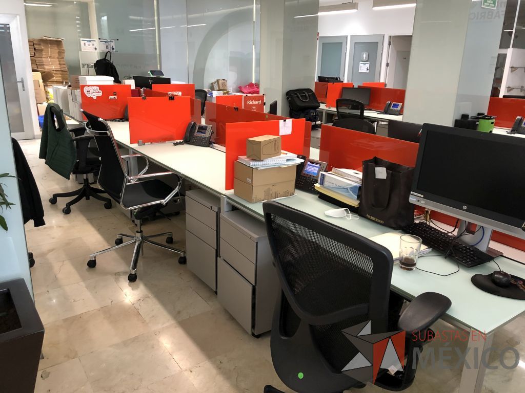 Lote 097 - Estación de trabajo para 8 personas, con estructura metálica y 8 archiveros - Imagen 7