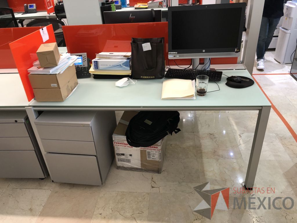 Lote 097 - Estación de trabajo para 8 personas, con estructura metálica y 8 archiveros - Imagen 8