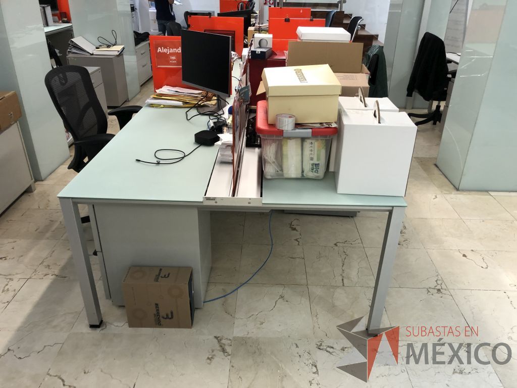 Lote 097 - Estación de trabajo para 8 personas, con estructura metálica y 8 archiveros - Imagen 12