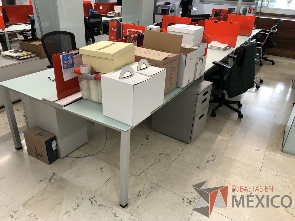 Lote 097 - Estación de trabajo para 8 personas, con estructura metálica y 8 archiveros - Imagen 14