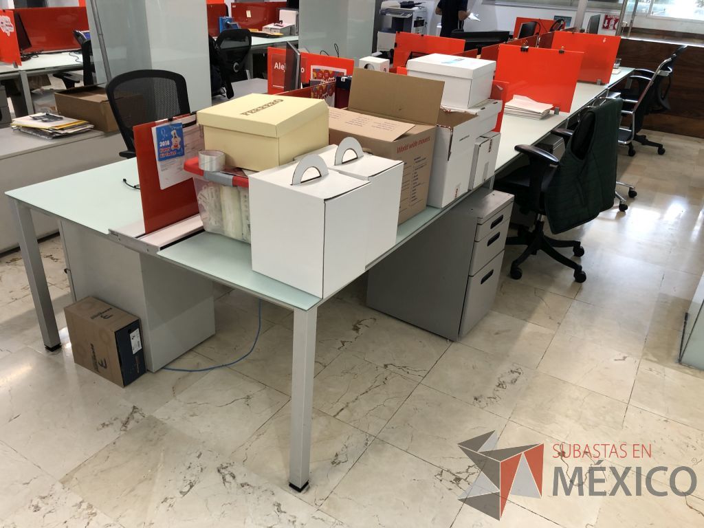 Lote 097 - Estación de trabajo para 8 personas, con estructura metálica y 8 archiveros - Imagen 15