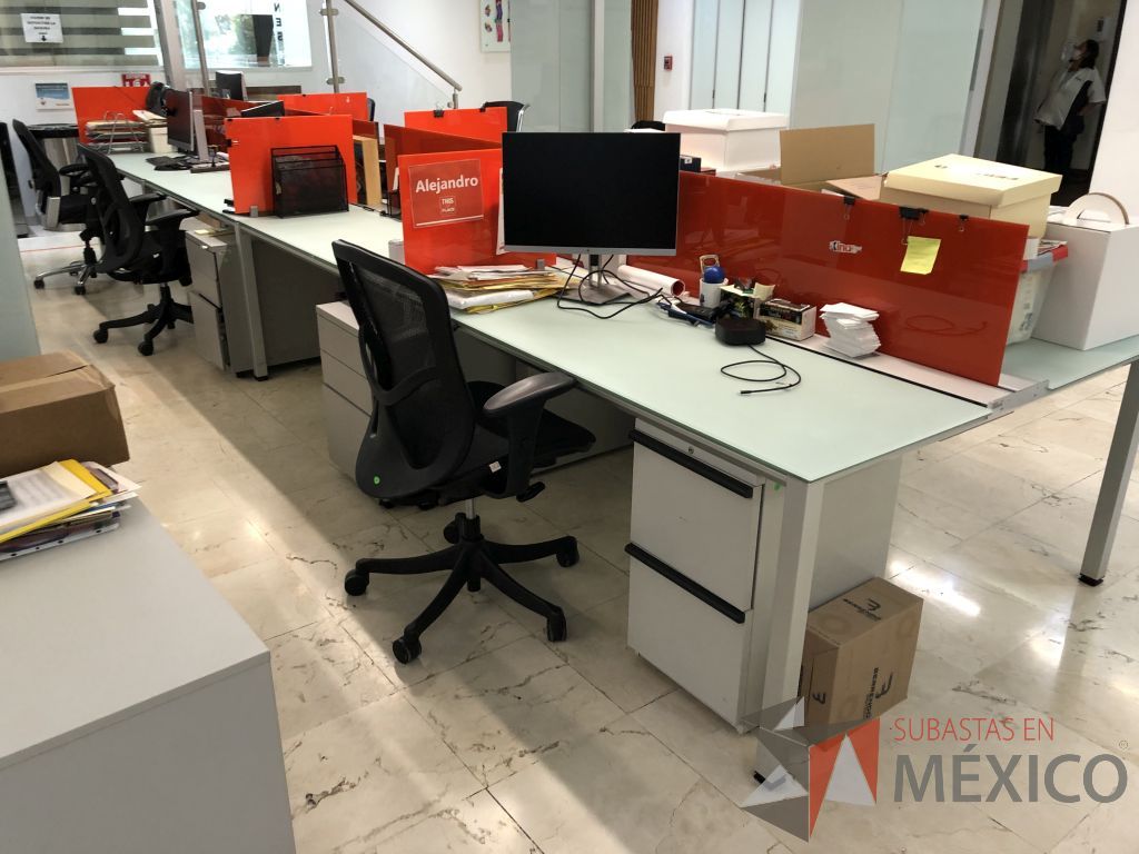 Lote 097 - Estación de trabajo para 8 personas, con estructura metálica y 8 archiveros