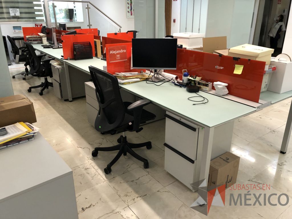 Lote 097 - Estación de trabajo para 8 personas, con estructura metálica y 8 archiveros - Imagen 16