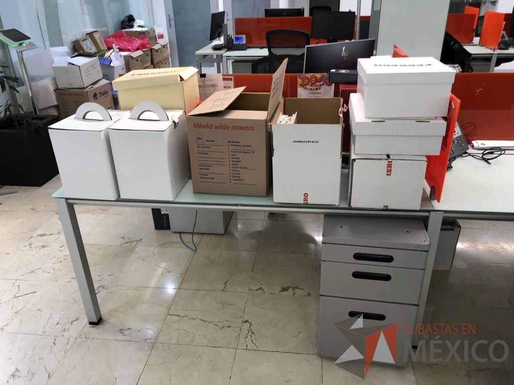 Lote 097 - Estación de trabajo para 8 personas, con estructura metálica y 8 archiveros - Imagen 24