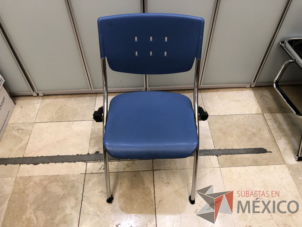 Lote 576 - 2 Sillas fijas, asiento y respaldo en plástico color azul