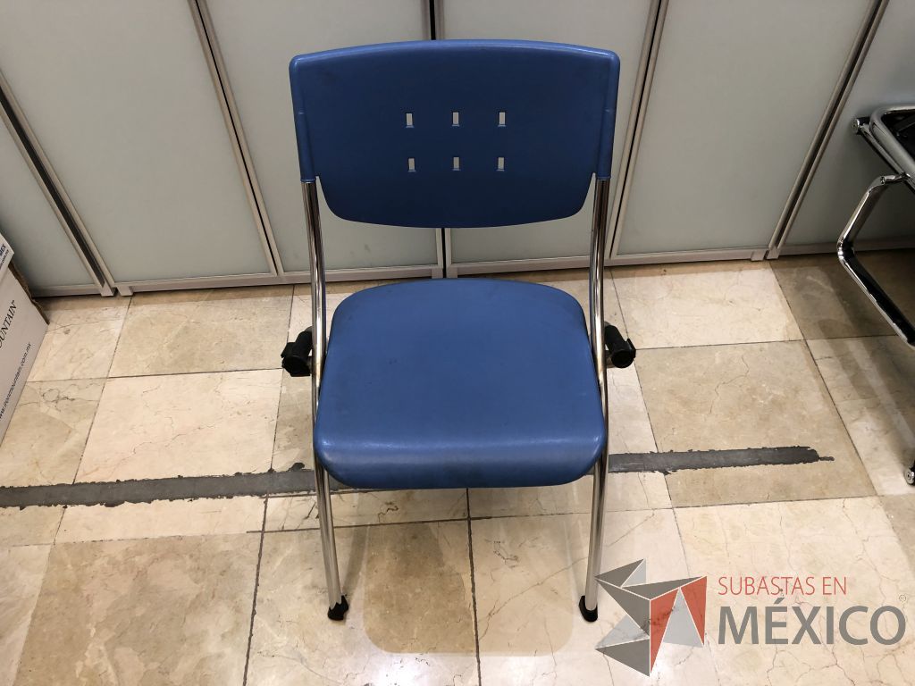 Lote 576 - 2 Sillas fijas, asiento y respaldo en plástico color azul - Imagen 2
