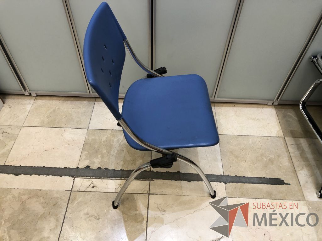 Lote 576 - 2 Sillas fijas, asiento y respaldo en plástico color azul - Imagen 3