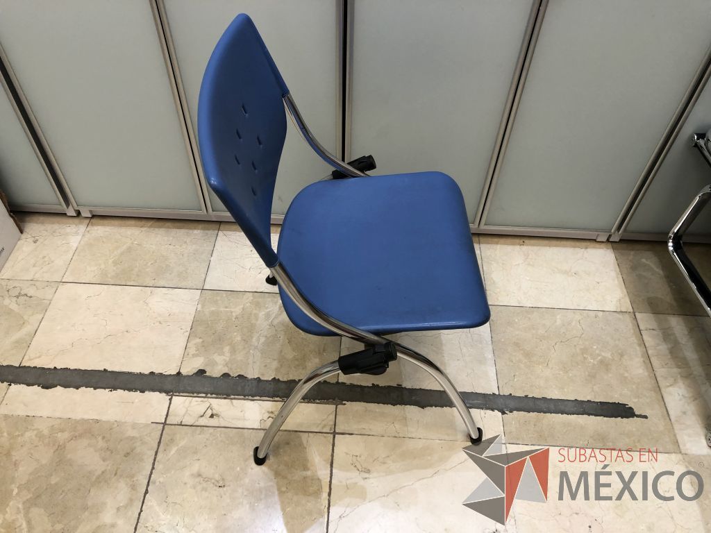 Lote 576 - 2 Sillas fijas, asiento y respaldo en plástico color azul - Imagen 4