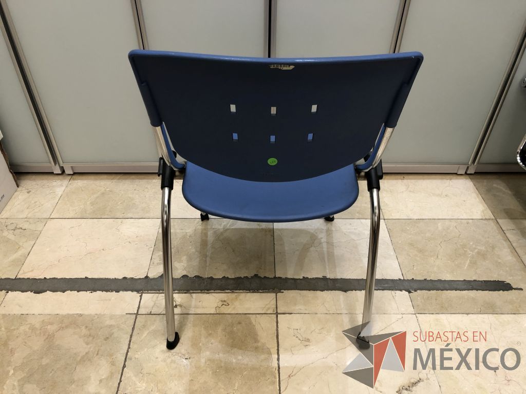 Lote 576 - 2 Sillas fijas, asiento y respaldo en plástico color azul - Imagen 5